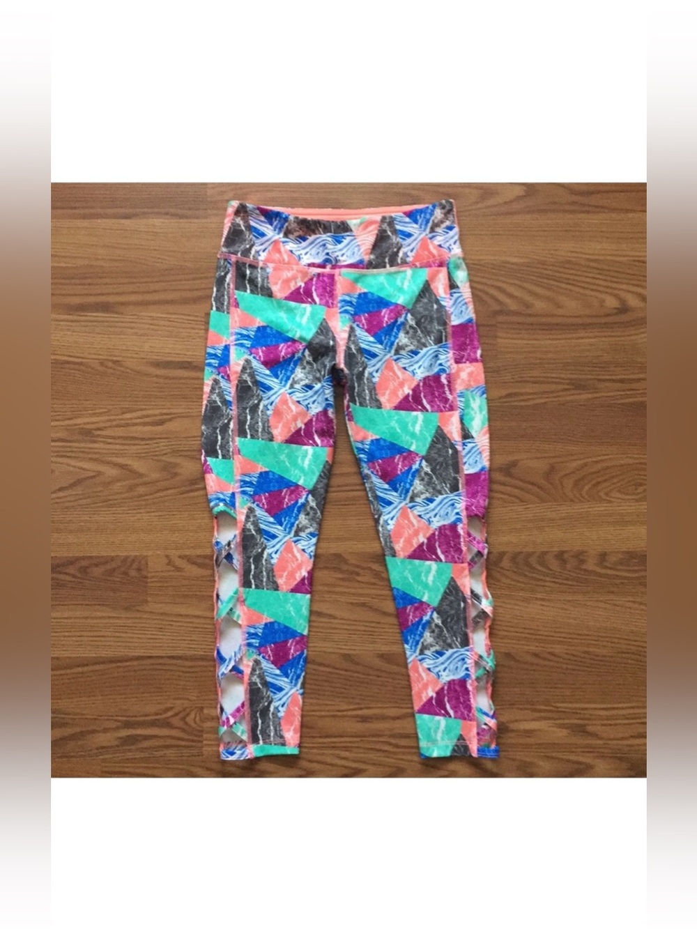 VOGO athletica • Retro Color Leggings w/ Cutout
